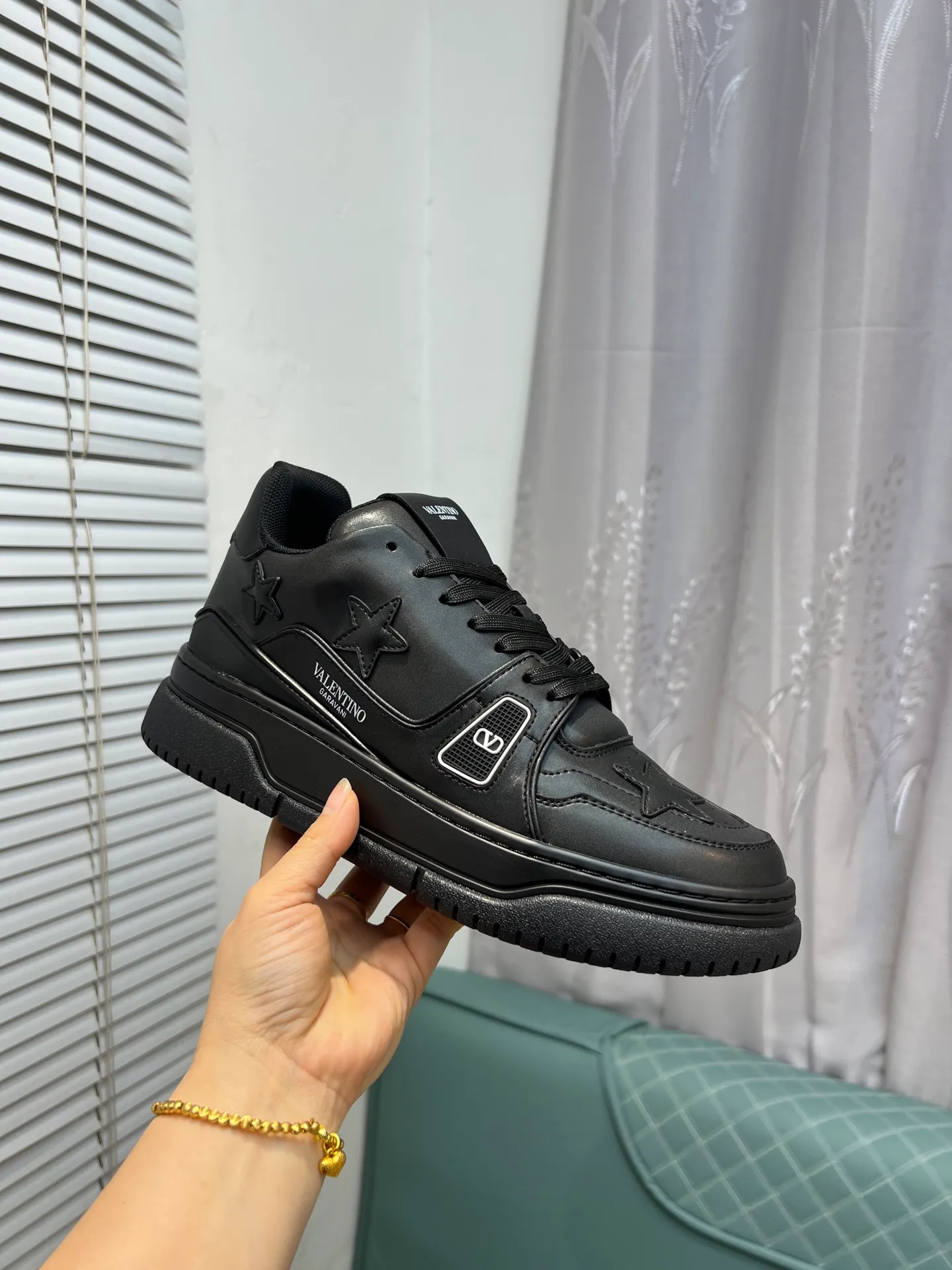 Men's Men's Shoes 💰660 Valentino 2023 early autumn new star shoes are now online! Wang Hedi and Ren Jialun have been worn by many celebrities. Who can refuse the same couple shoes as Wang Hedi! The design of Stars Stab My Heart is cool and spicy. The material of the shoes is cowhide, and every color is beautiful! Size 35-40, men’s size 39-44 (women’s 41, men’s 38, 45🉑️customized)